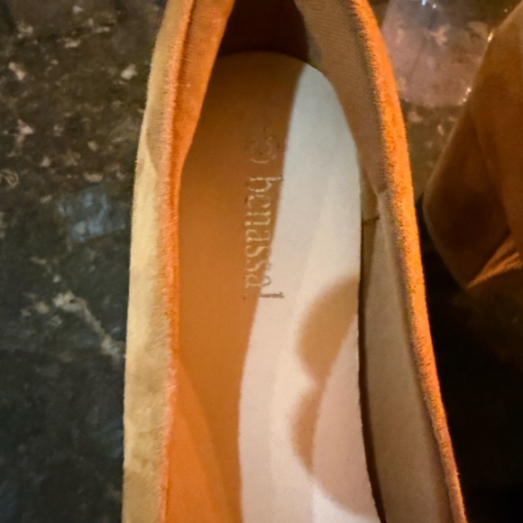 Benassal Elegant Tan Block Heel Pumps - Picture 4 of 6